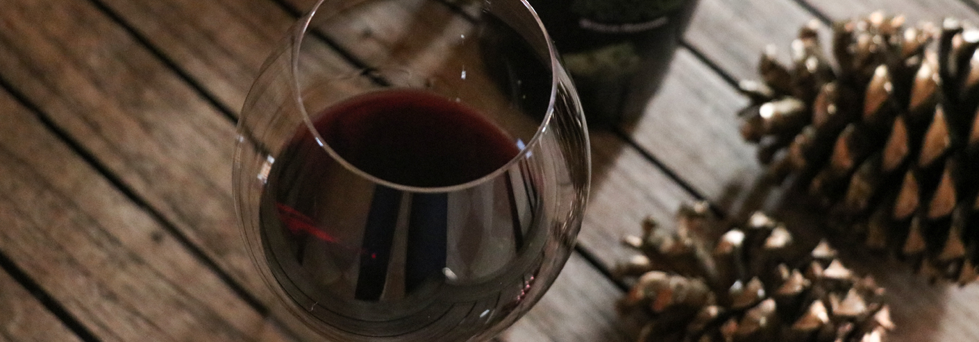 Rotwein aus der Steiermark - Zapfen und Rotweinglas. :-) 
